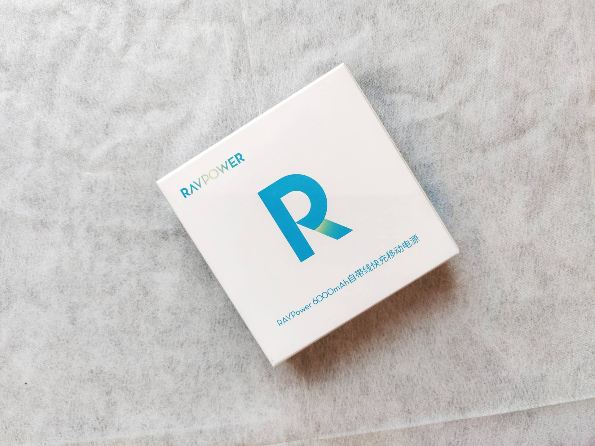 人生第一款充电宝，RAVPower自带线充电宝，小宝贝大能量