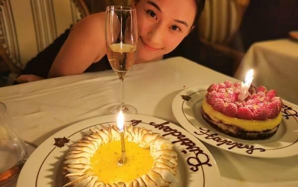 摸头杀窦骁32岁生日表白女友，两人穿卫衣一个清爽帅气，一个温柔可人