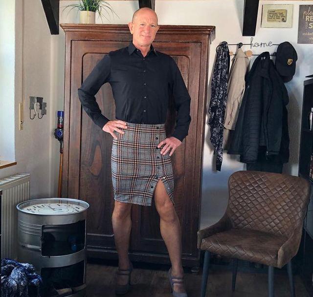 高跟鞋 61岁德国肌肉大叔穿短裙登上杂志,上班也穿小裙子,还火遍外网