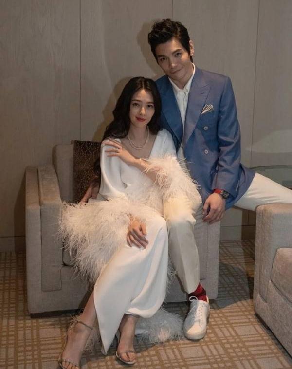 羽毛 豪门阔太郭碧婷，女儿百日宴穿20万羽毛裙配4万多鞋，太壕气