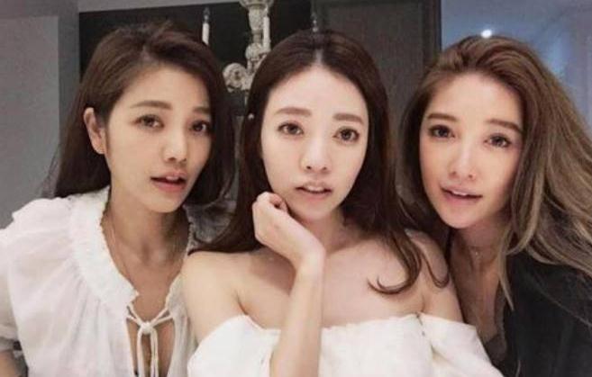 关系“冻龄姥姥”火了,27年前抱着女儿,如今抱着外孙女,更漂亮了