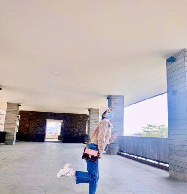 名媛 杨紫为证明颜值高，坐强光前怼脸拍，却被身后影子暴露真实脸型