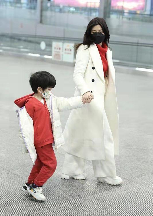 大衣 陈妍希带儿子走机场，小星星首次大方露正脸，大眼睛太像陈晓了