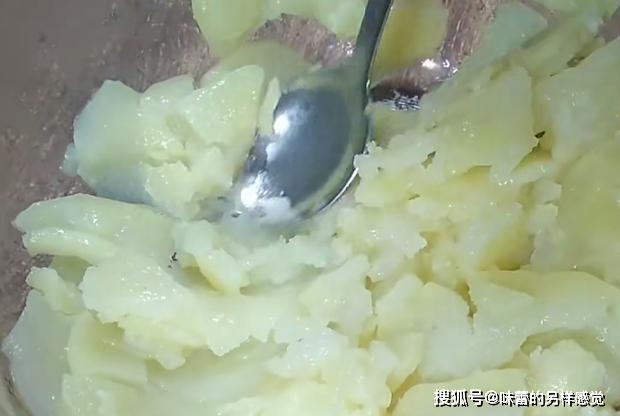 原料|早餐分享好吃的火腿土豆饼,软嫩鲜香,简单味美,大人小孩都爱吃