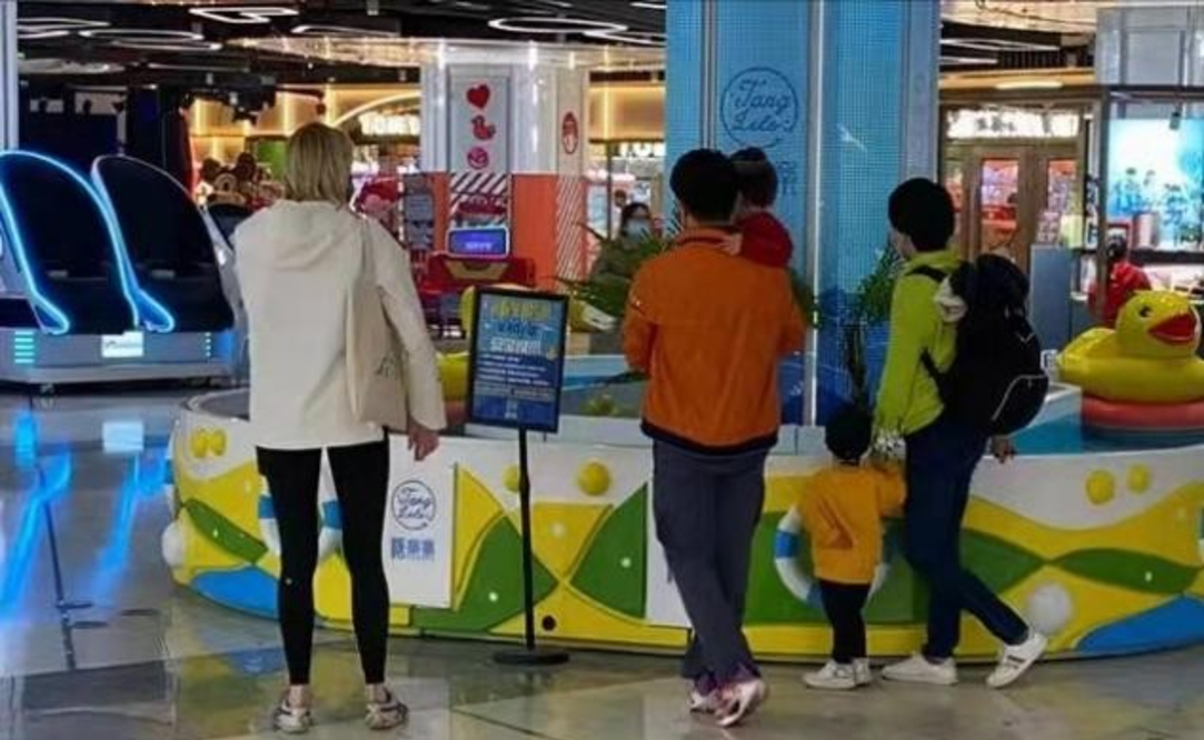 细节 撒贝宁带娃被偶遇，2岁儿子正脸首曝光，混血感超强太像外国妈妈