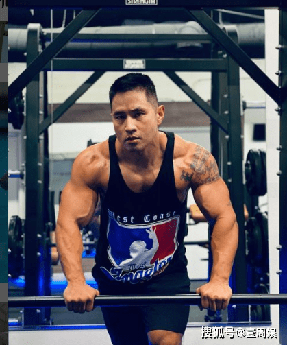 原创45岁刘承俊近况曝光西装革履参加婚礼被迫离开韩国20年