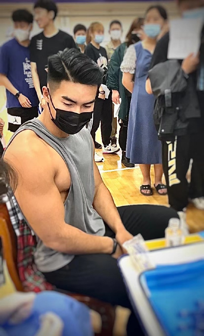 那个打疫苗也不忘秀身材的肌肉男找到了原来是橄榄球运动健将