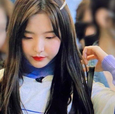 女孩子路人镜头下硬糖少女，希林娜依迷人，刘些宁精致，看到陈卓璇心动
