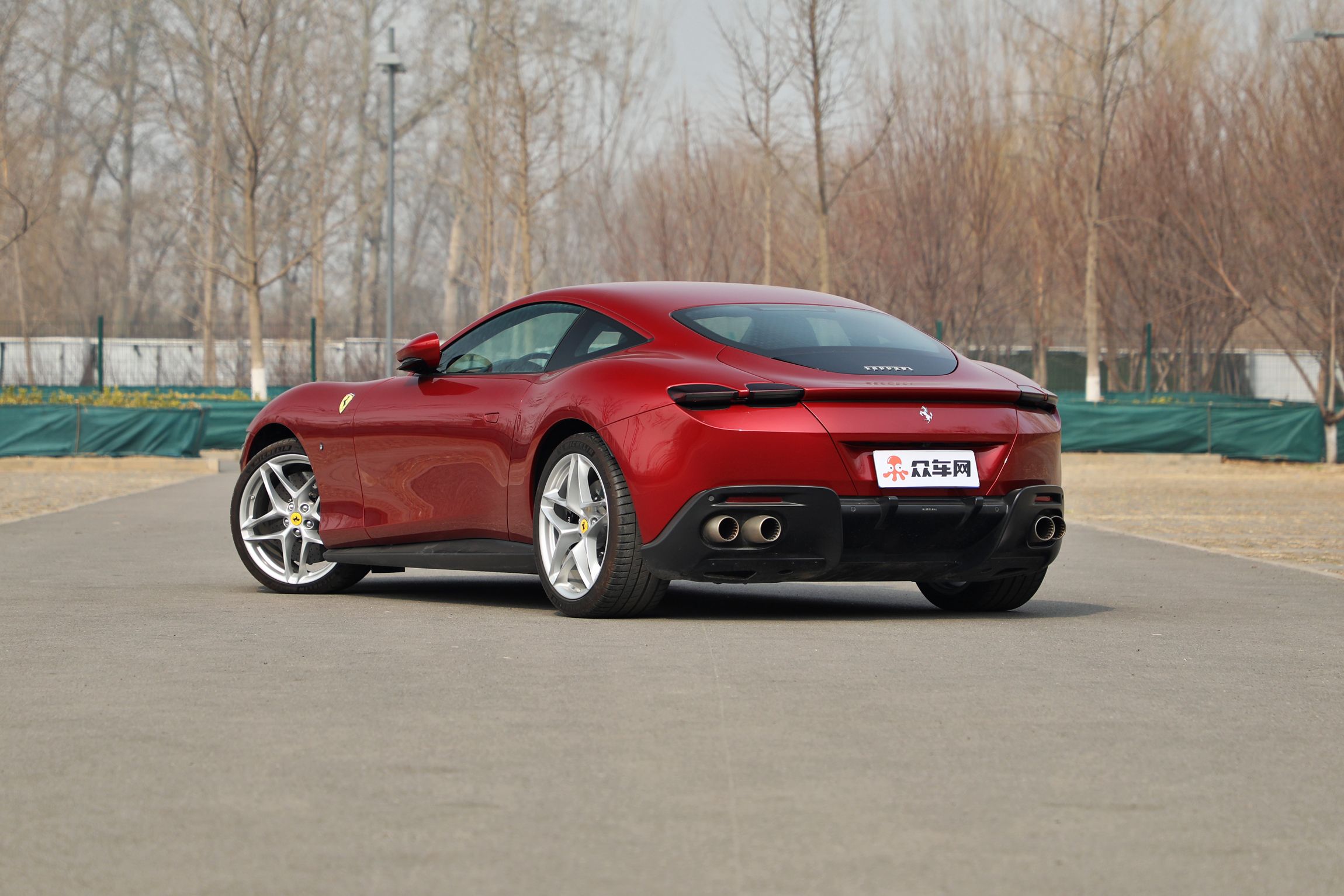 如果单看尾部,你很难相信这是一台法拉利.