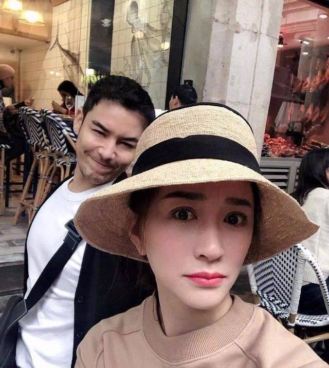 女神李小冉素颜白皙清纯，44岁状态太年轻，跟钟汉良挽手拍照很亲密！
