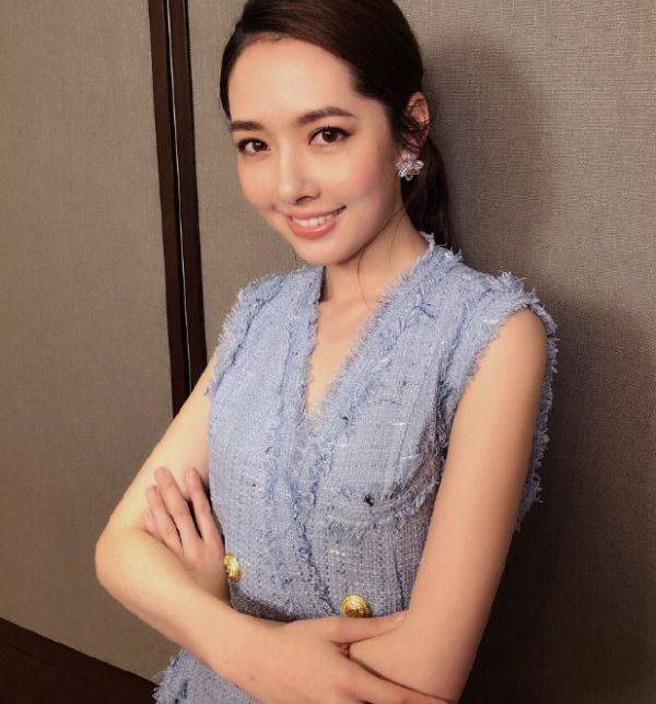 郭碧婷 郭碧婷不愧是“最美豪门媳妇”！穿20W羽毛裙露面，美得真高调