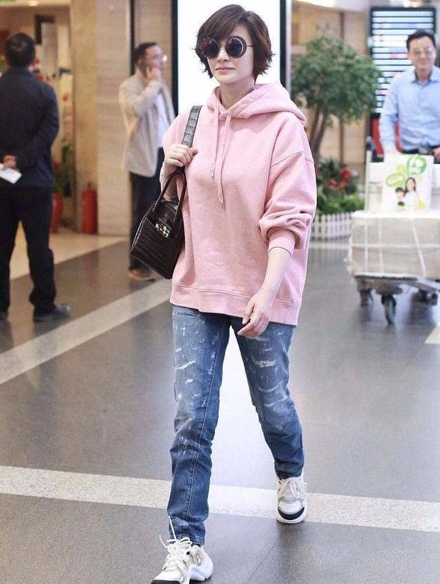 女神李小冉素颜白皙清纯，44岁状态太年轻，跟钟汉良挽手拍照很亲密！