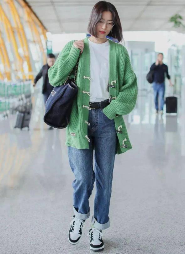 气息 入秋后流行穿“针织衫+牛仔裤”,送你几个搭配技巧,优雅显气质