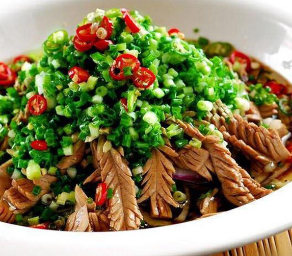 干椒洗净.2.锅中油烧热,放入葱,干椒,红椒炒香.3.放入腰花