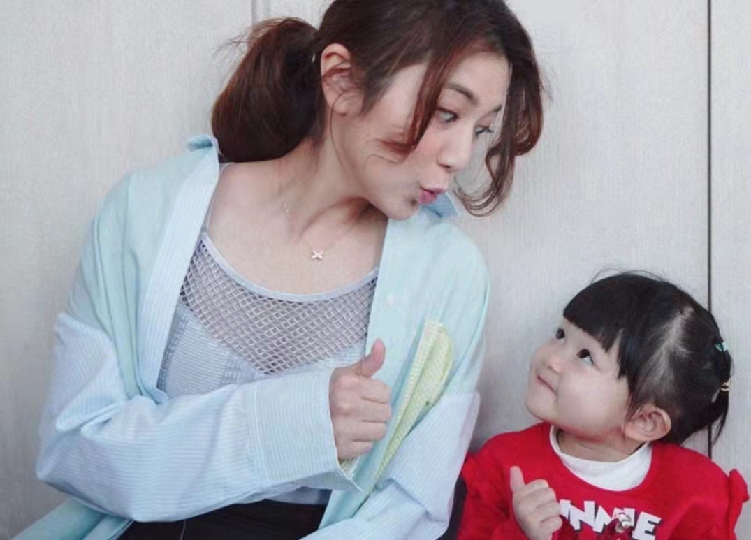 而说到陈展鹏与老婆单文柔的婚姻,二人是在2018年10月13日举行了婚礼