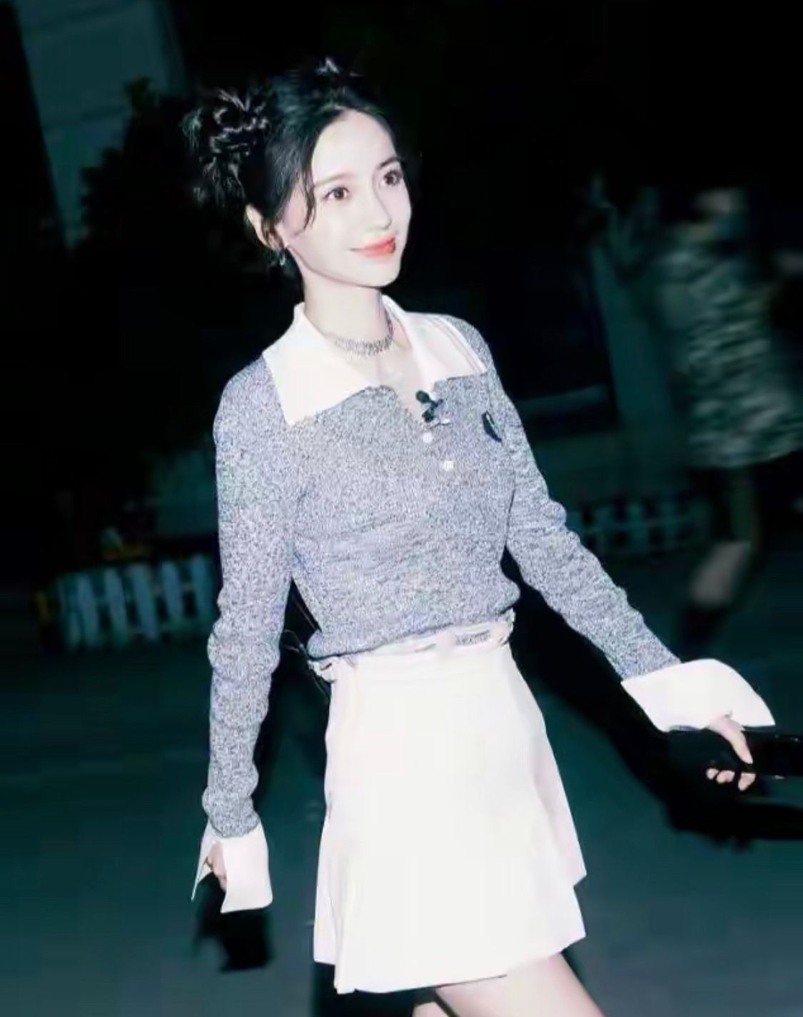 短裙 杨颖新剧演高中生,穿西装配格纹短裙青春洋溢,还真看不出有33岁