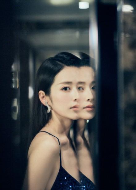 亮片身穿深蓝星空亮片裙搭配三七分的刘海，十分耀眼