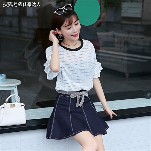 黑色 简单文艺的上衣短袖加上一件干净利落的牛仔裤