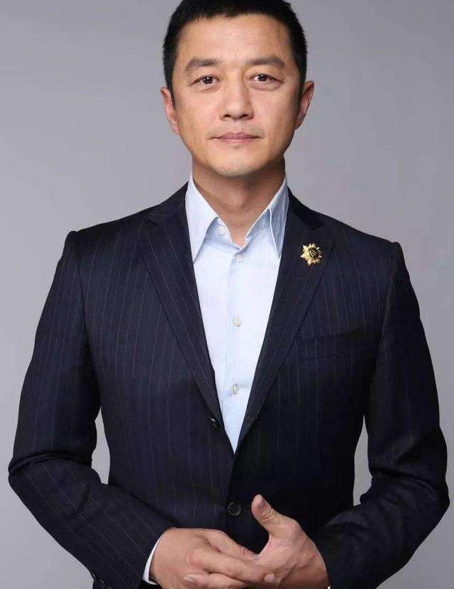 气质揭秘李亚鹏二婚娶90后娇妻原因，16岁斩获世界小姐冠军，气质脱俗