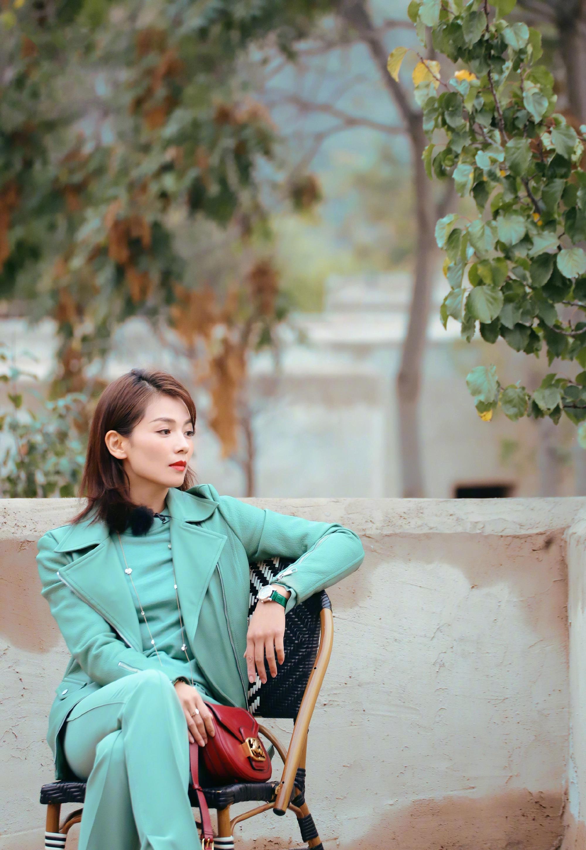 原创42岁刘涛又换新造型风衣配衬衫时髦优雅气场一米八活该这么飒