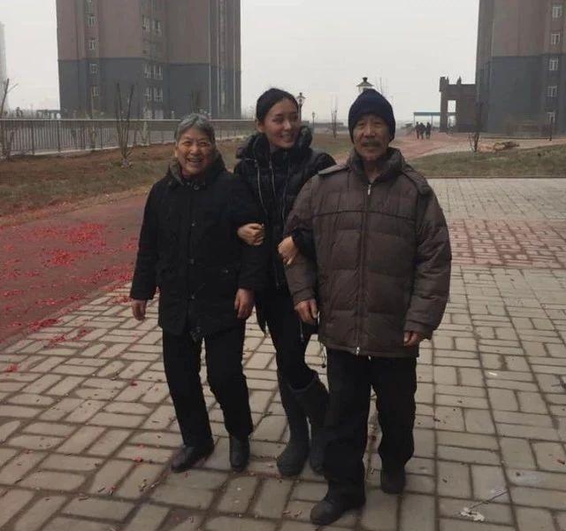 人气|外公突然病逝!30岁人气女星即将回乡奔丧:第一次面对生离死别