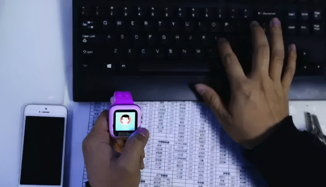 惊出一身冷汗！儿童手表成行走的“偷窥器”，摄像头、麦克风全部被监控