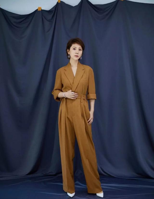 海清 被海清新造型美到了，长衬衫塞一半留一半走机场，意外被包包抢镜