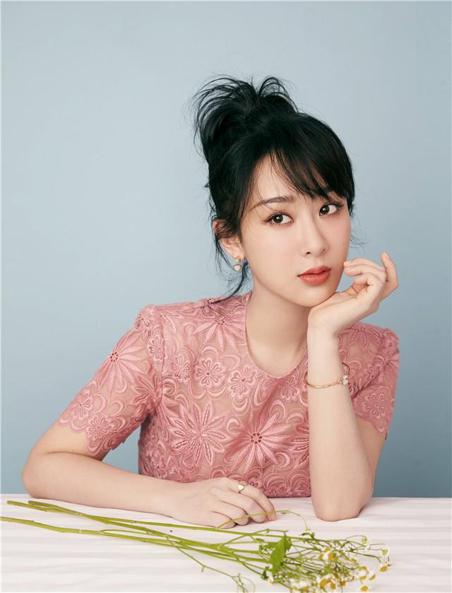 发型“丸子头”早就过时了，今年流行杨紫的“香蕉头”，杨幂都上头了