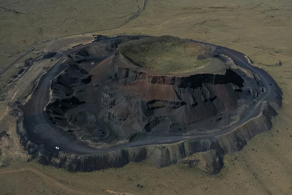 而在這裡有三座,中心式噴發的煉丹爐,火山基本上都是由鹼,玄質火山渣