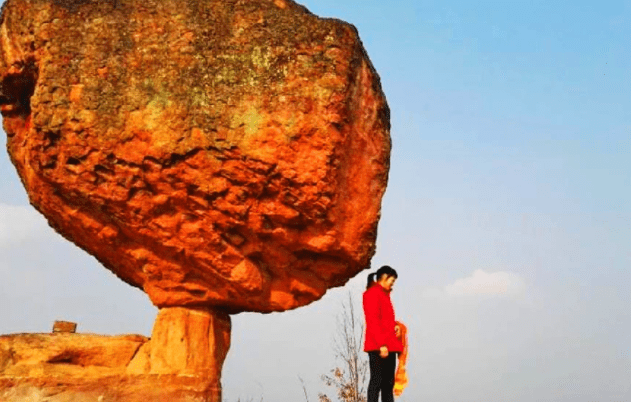 重庆有个景点千斤巨石压在小土堆上看似摇摇欲坠实则非常稳定