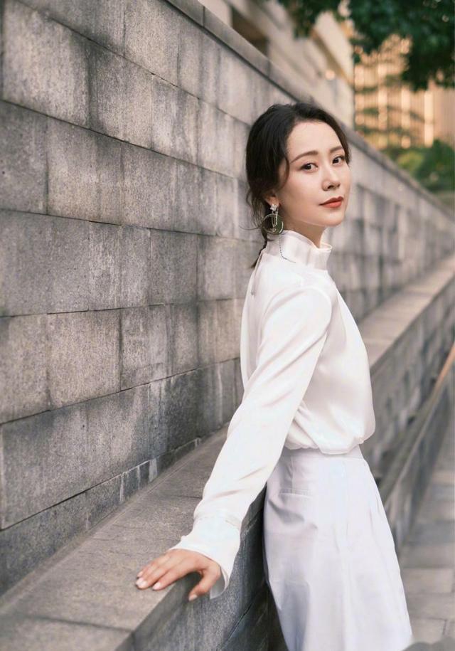 海清 被海清新造型美到了，长衬衫塞一半留一半走机场，意外被包包抢镜