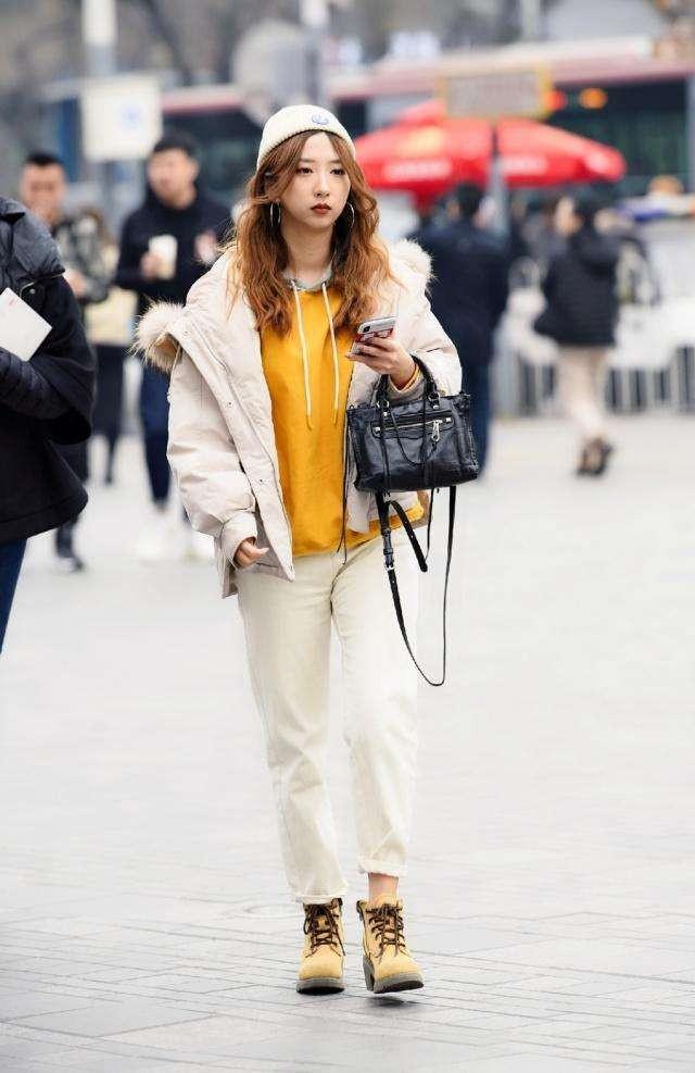 身材 阔腿裤已经不新鲜了,今年最流行的是“大白裤”,遮肉显瘦又百搭