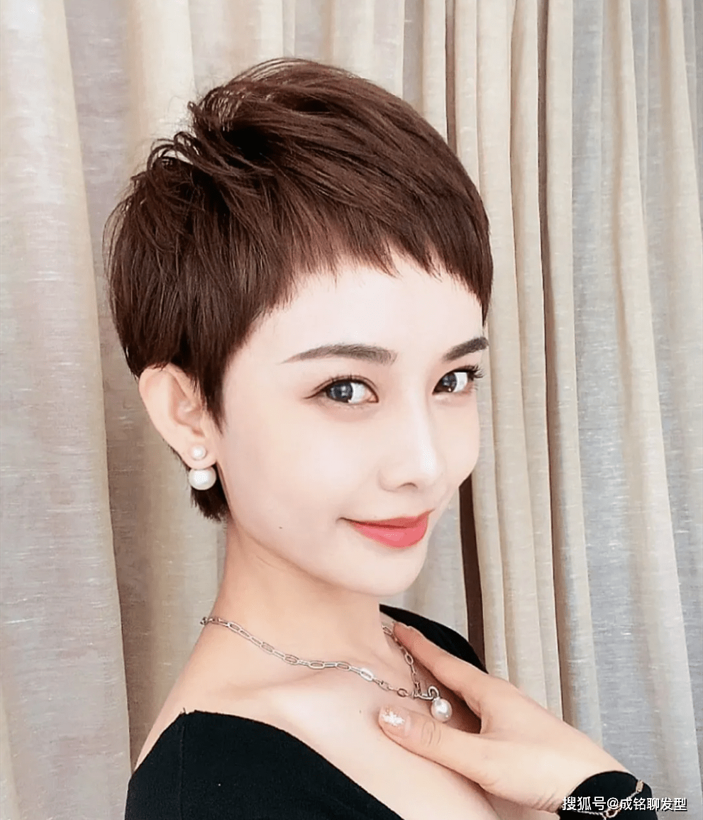 发型有这4个特征的女人，最好不要留短发，不仅显脸大而且显容易显老