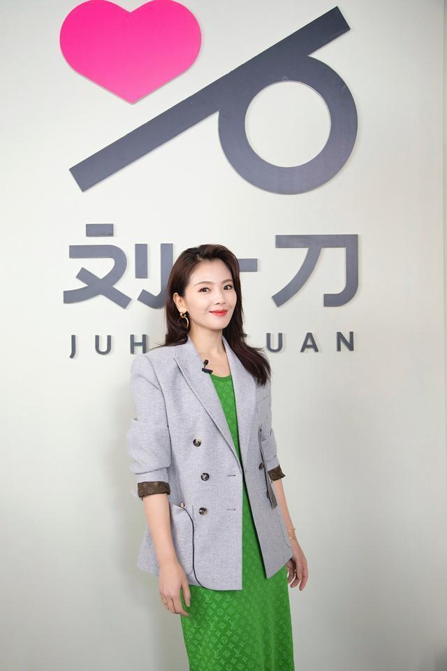 原创刘涛打扮真时髦穿绿裙配西装走机场气场像阔太太