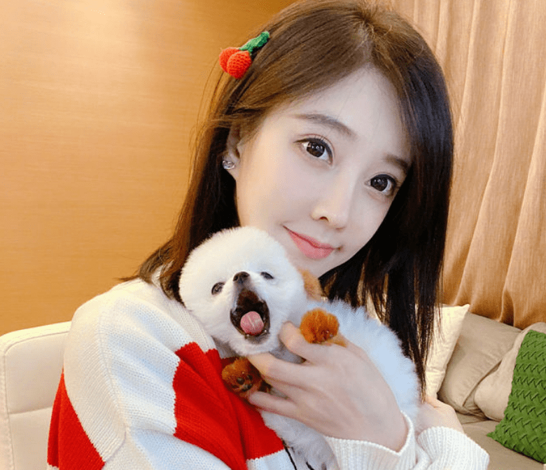 因为|2年前，因5000万跟斗鱼解约的冯提莫，如今怎么样了？！