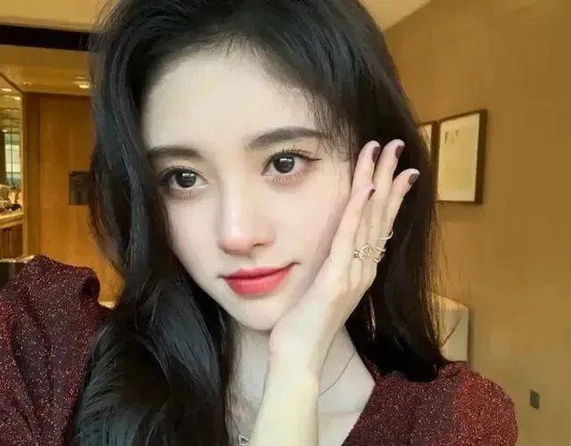 鞠婧祎刘宇被封“男版鞠婧祎”！大热天穿垫肩，糊成面粉娃娃出门