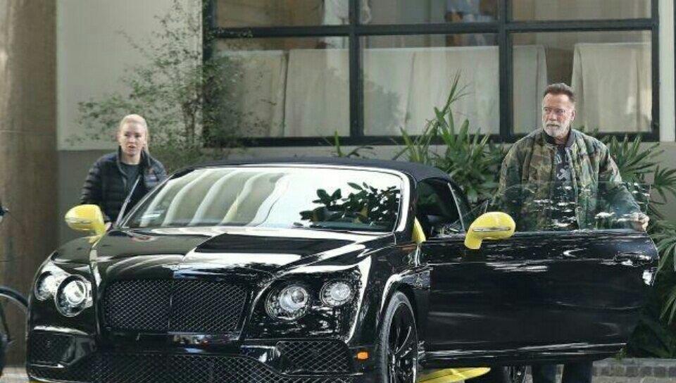 施瓦辛格 一日偶像终身为偶像！72岁施瓦辛格带小27岁女友兜风，依旧是大佬