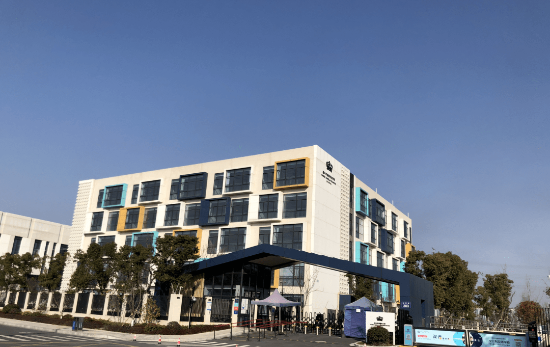 【官网】鸿翔百盛·东望金邸|"高定"沉浸式园区,涵养一座城市的高贵!