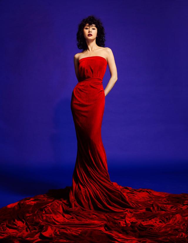 计划 《欢乐颂》中她是富二代，今穿大红色抹胸裙配羊毛卷，复古性感