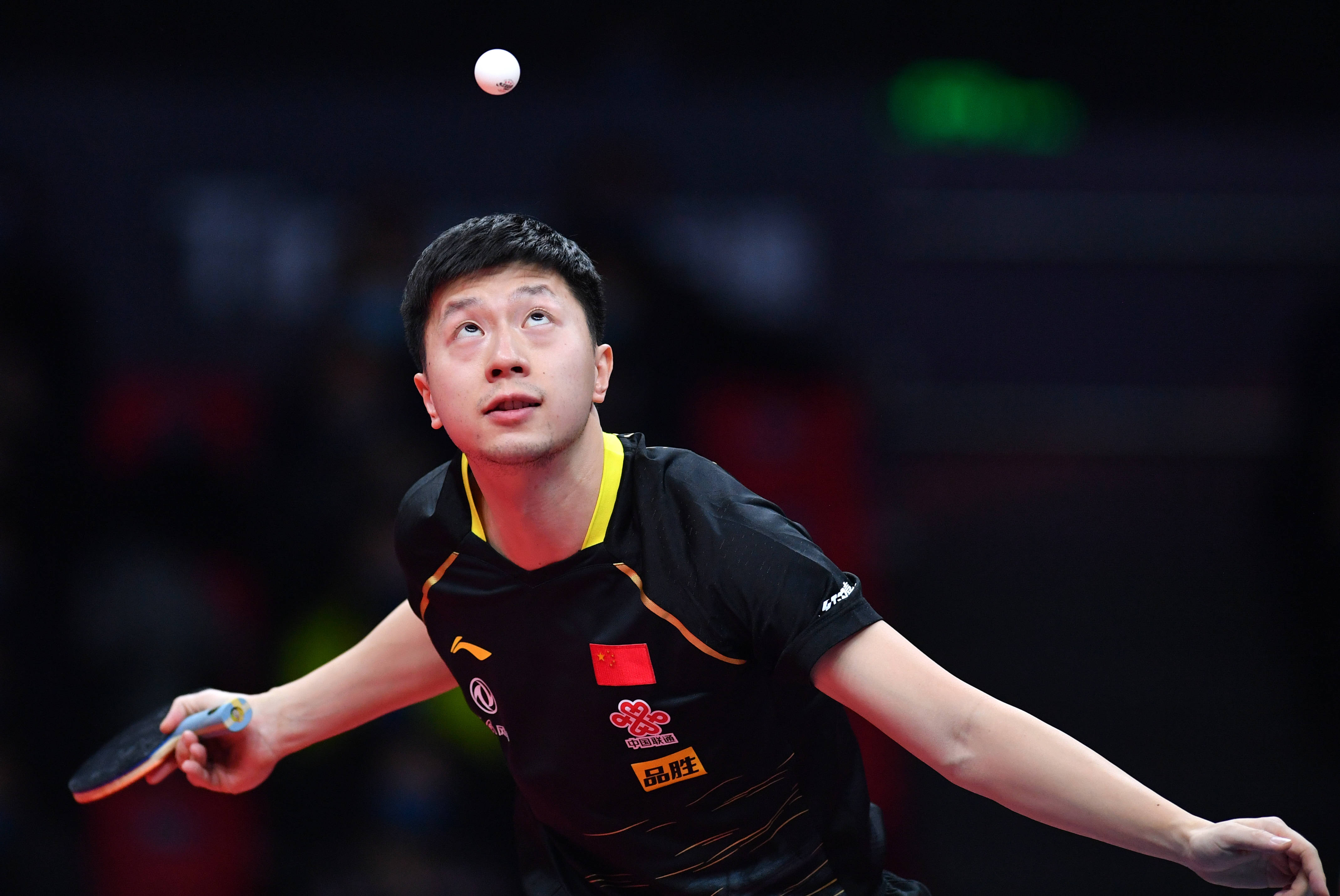 相反的是马龙好像进入状态比较迟,相持球上的失误也比较多,多次给到