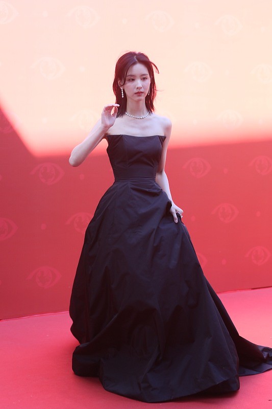 黑色 抹胸礼服太显气质了吧，纯色都能穿出时尚感，就连陈都灵都爱