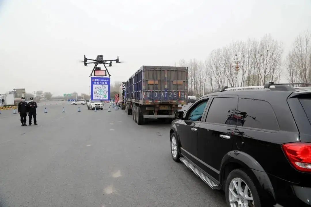 近日,在邯鄲北高速口出現了三架警用無人機,利用無人機空中非直接接觸