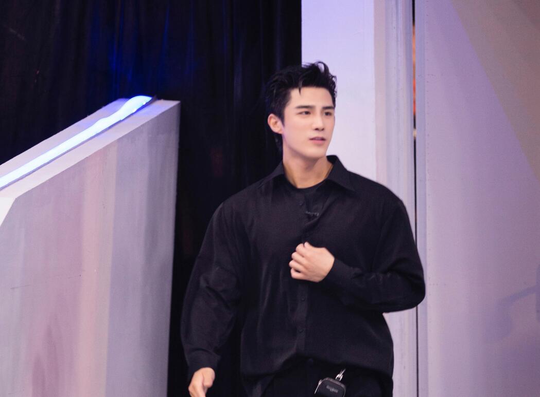 舞美|《追光吧》收视凭啥拉垮？节目组该如何破局？答案全在张卫健身上！！