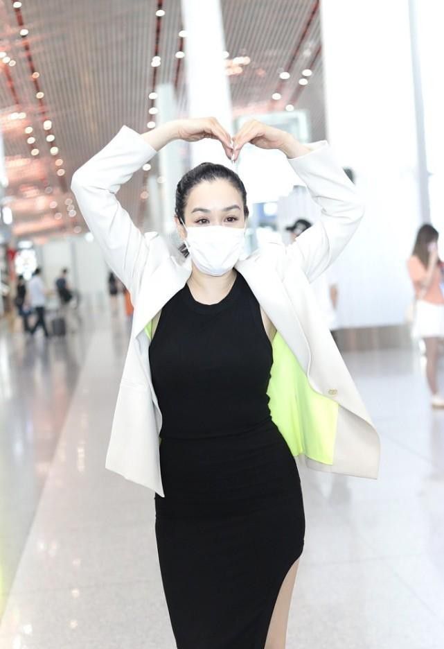 原创钟丽缇的马尾辫扎得太紧了显得气质好凌厉但开叉裙倒挺妩媚