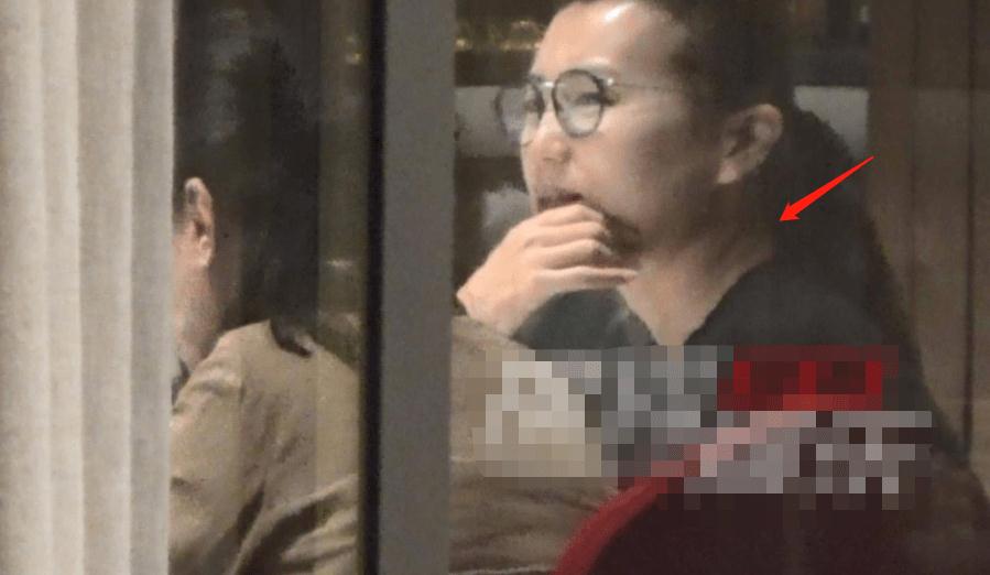 横肉万人迷陈好素颜变化大？发际线后移额头光亮，脖子前倾叠出两层肉