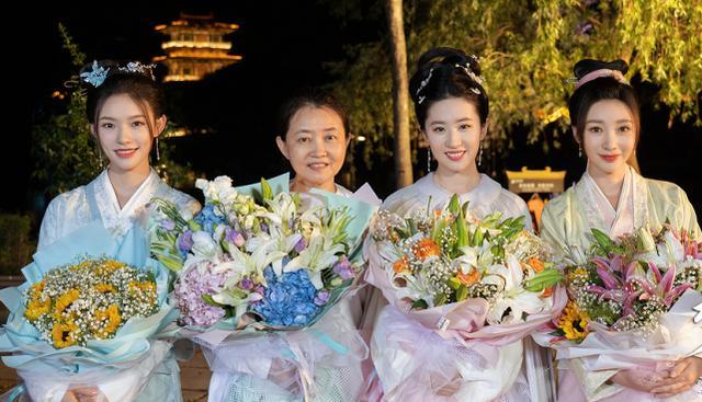 刘亦|柳岩晒《梦华录》杀青照，与刘亦菲林允同框，颜值丝毫不输两人！