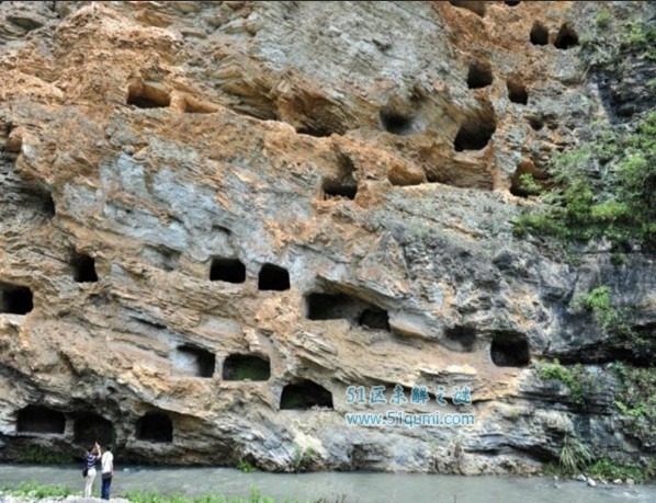 上游巫溪县境内的荆竹坝,西陵峡中的兵书宝剑峡,九畹溪等地都有悬棺