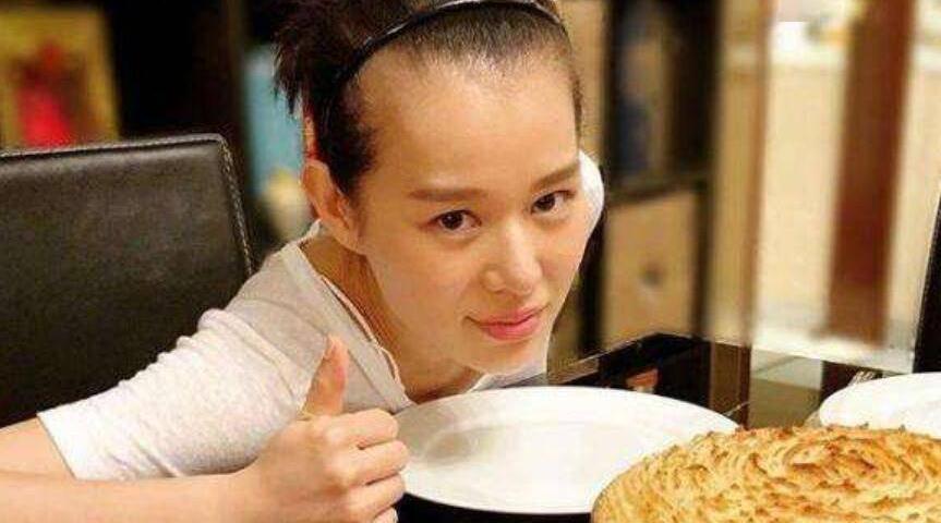 假发沈梦辰的头顶秃了，发亮的多与少真的是现代人的焦虑啊
