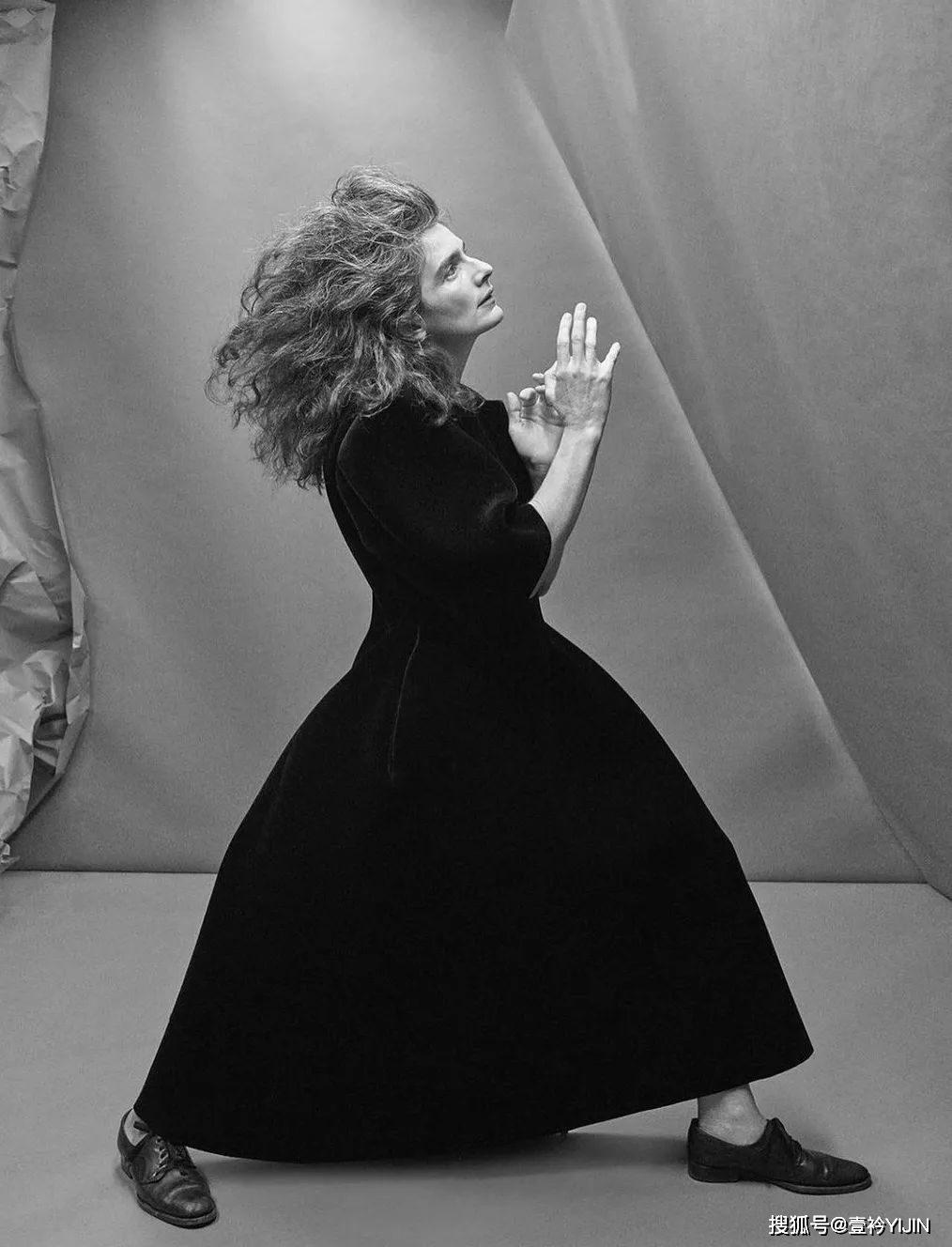 no 越脱离现实就越时尚？轮廓大师Melitta看着手中的围裙与吸尘器第一个say no