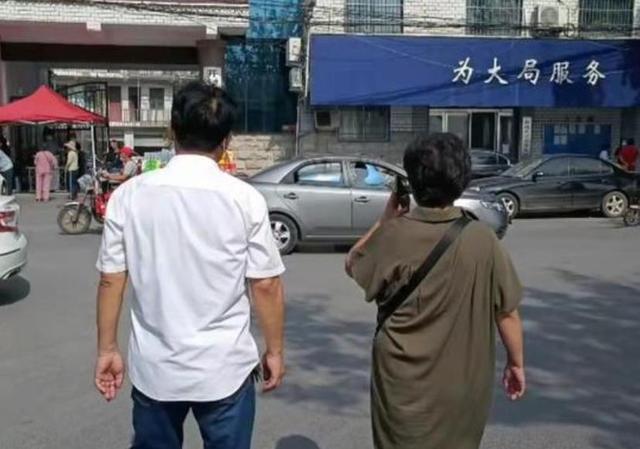 新枝|杜新枝晒与郭爸吃早餐画面，动作生硬疑摆拍，网友调侃带了摄影师